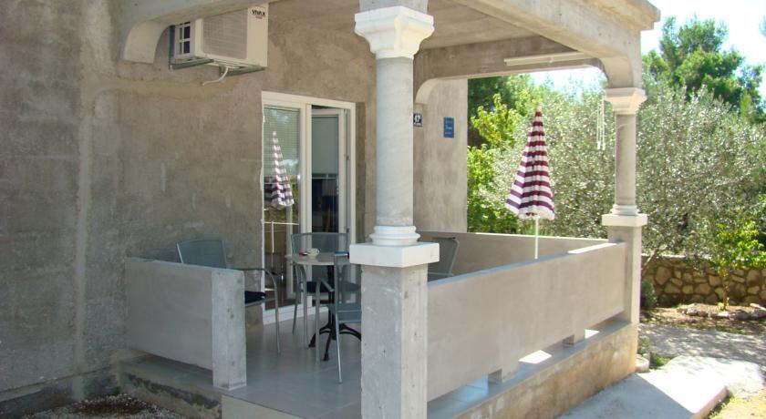 Apartments Pinus Pirovac Oda fotoğraf