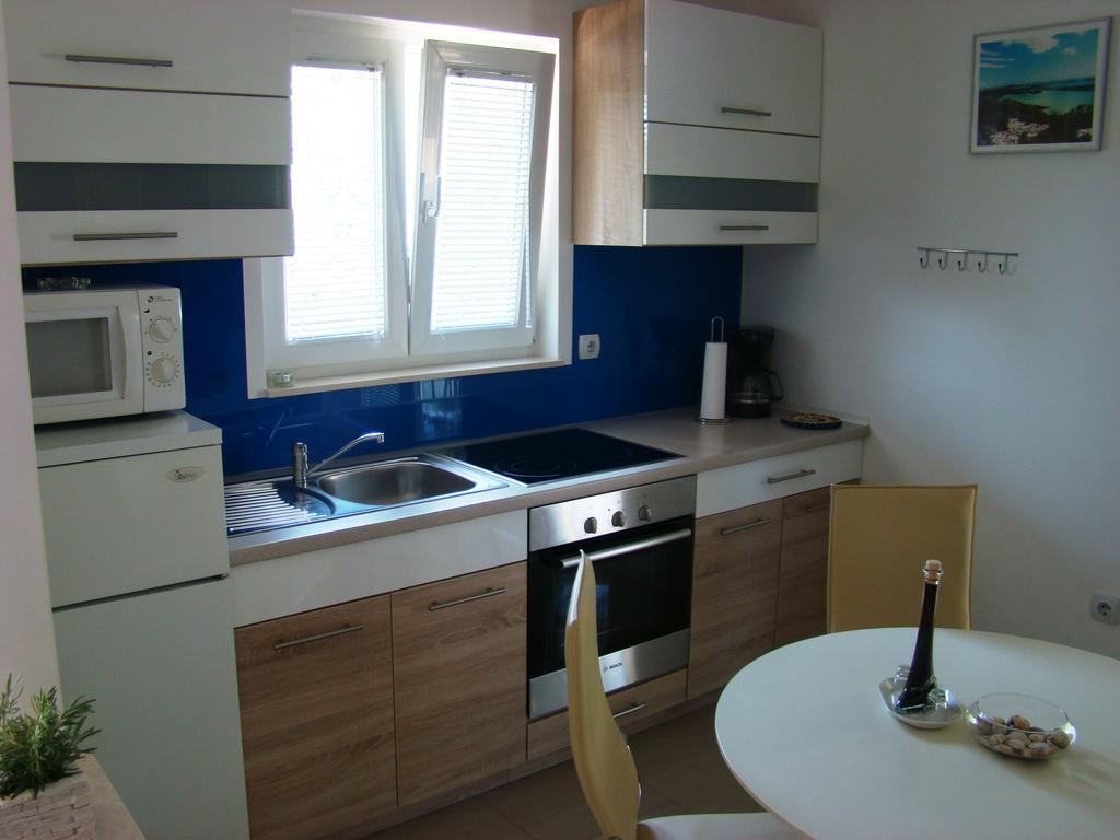 Apartments Pinus Pirovac Oda fotoğraf